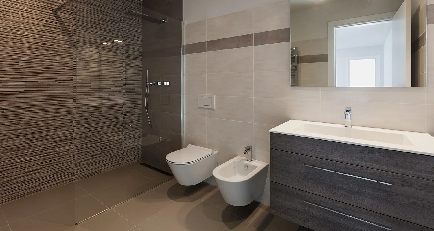 Wohlfühlbad mit freistehender Badewanne von Pollich