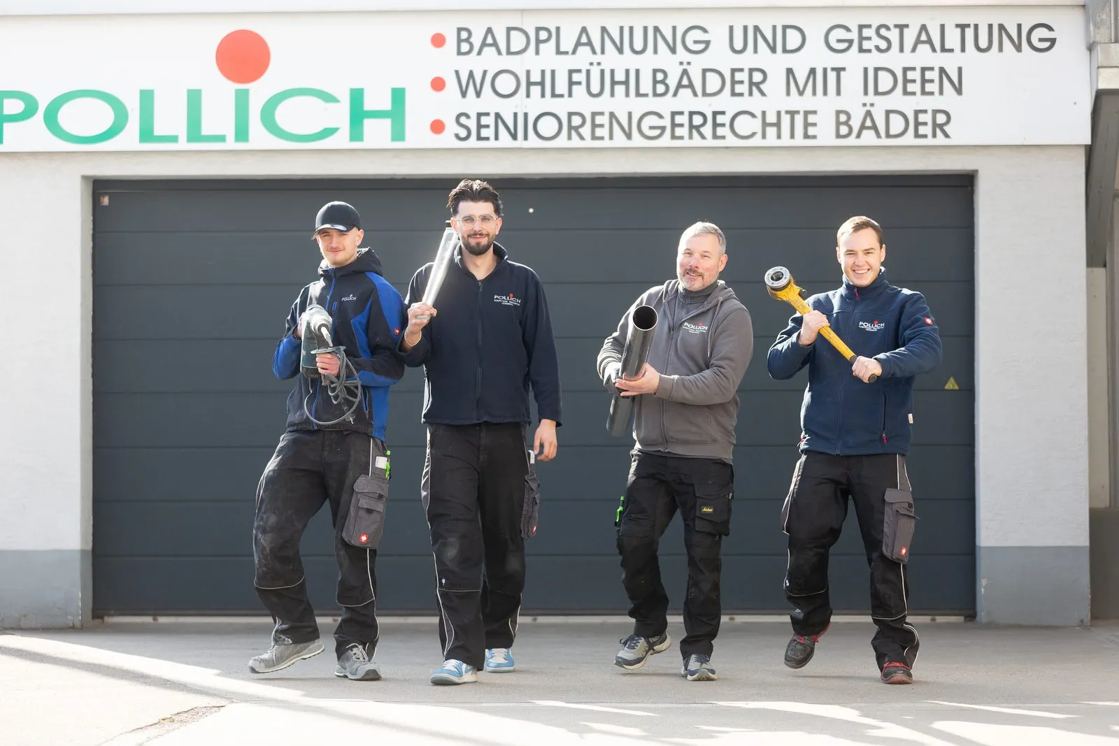 Monteure von Pollich vor der Werkstatt in Stuttgart