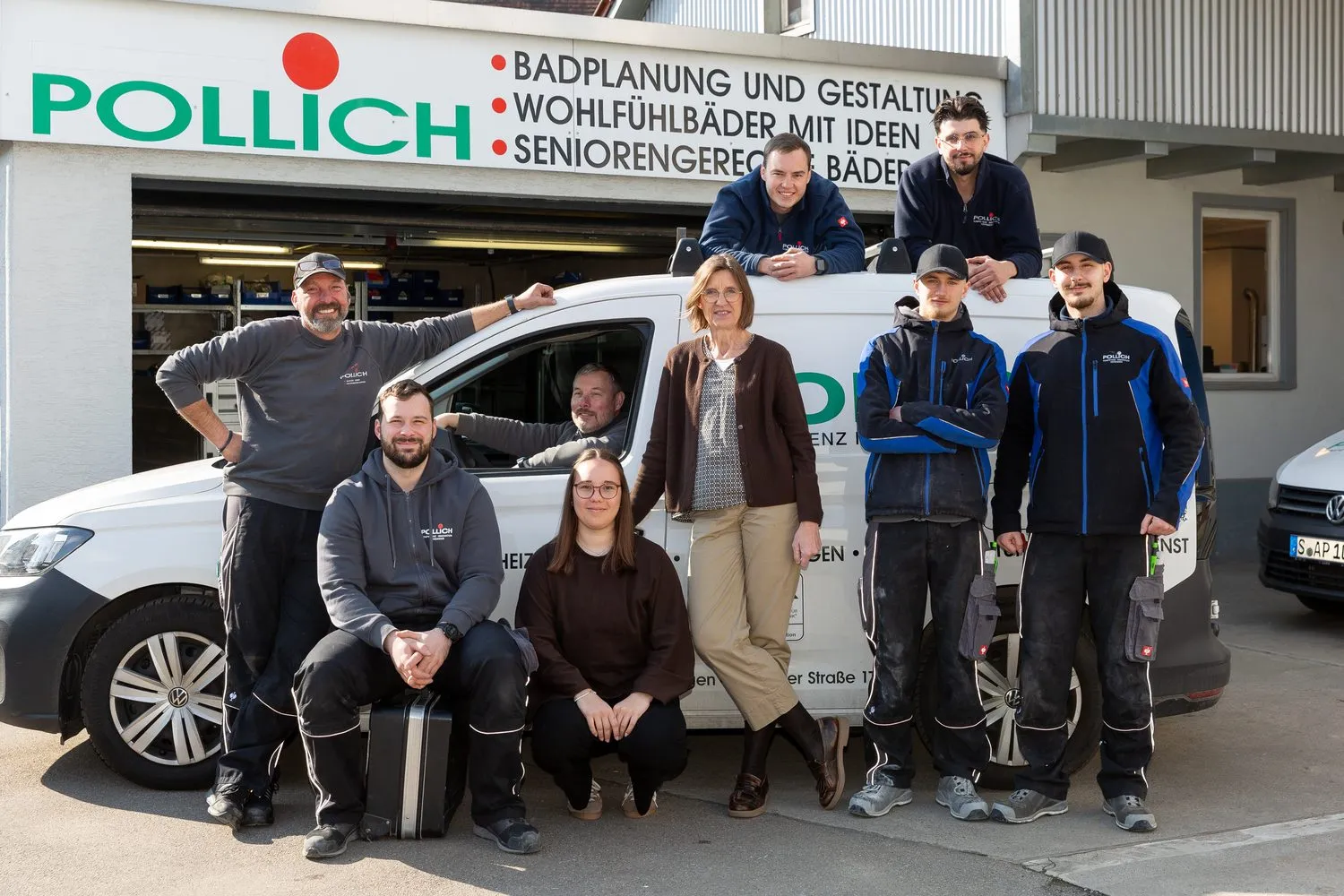 Das komplette Team von Pollich – Büro und Montage – vor dem Firmengebäude in Stuttgart